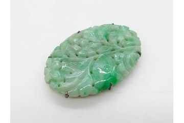 翡翠　繊細な彫りと上品な艶が魅力的な帯留め(ヒスイ、帯締め、着物道具、和装小物、アクセサリー)(R-063309)