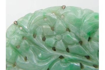 翡翠　繊細な彫りと上品な艶が魅力的な帯留め(ヒスイ、帯締め、着物道具、和装小物、アクセサリー)(R-063309)