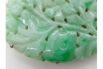 翡翠　繊細な彫りと上品な艶が魅力的な帯留め(ヒスイ、帯締め、着物道具、和装小物、アクセサリー)(R-063309)