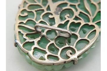 翡翠　繊細な彫りと上品な艶が魅力的な帯留め(ヒスイ、帯締め、着物道具、和装小物、アクセサリー)(R-063309)