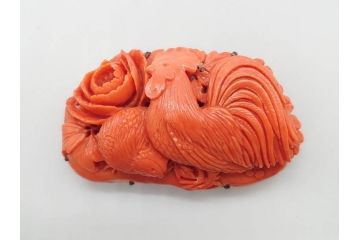 珊瑚　鶏　鮮やかな色彩が華やかさを演出する帯留め(サンゴ、にわとり、ニワトリ、鳥、和装小物、着物道具、帯締め、アクセサリー)(R-063310)