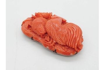 珊瑚　鶏　鮮やかな色彩が華やかさを演出する帯留め(サンゴ、にわとり、ニワトリ、鳥、和装小物、着物道具、帯締め、アクセサリー)(R-063310)