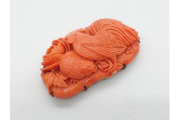 珊瑚　鶏　鮮やかな色彩が華やかさを演出する帯留め(サンゴ、にわとり、ニワトリ、鳥、和装小物、着物道具、帯締め、アクセサリー)(R-063310)