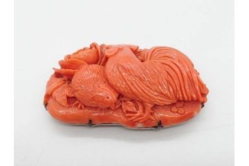 珊瑚　鶏　鮮やかな色彩が華やかさを演出する帯留め(サンゴ、にわとり、ニワトリ、鳥、和装小物、着物道具、帯締め、アクセサリー)(R-063310)