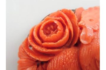 珊瑚　鶏　鮮やかな色彩が華やかさを演出する帯留め(サンゴ、にわとり、ニワトリ、鳥、和装小物、着物道具、帯締め、アクセサリー)(R-063310)