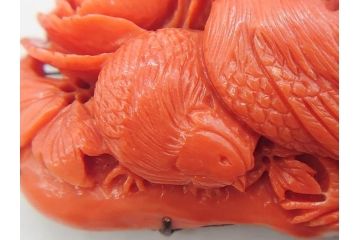 珊瑚　鶏　鮮やかな色彩が華やかさを演出する帯留め(サンゴ、にわとり、ニワトリ、鳥、和装小物、着物道具、帯締め、アクセサリー)(R-063310)