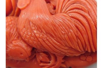 珊瑚　鶏　鮮やかな色彩が華やかさを演出する帯留め(サンゴ、にわとり、ニワトリ、鳥、和装小物、着物道具、帯締め、アクセサリー)(R-063310)