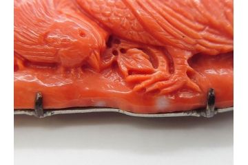 珊瑚　鶏　鮮やかな色彩が華やかさを演出する帯留め(サンゴ、にわとり、ニワトリ、鳥、和装小物、着物道具、帯締め、アクセサリー)(R-063310)