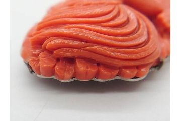 珊瑚　鶏　鮮やかな色彩が華やかさを演出する帯留め(サンゴ、にわとり、ニワトリ、鳥、和装小物、着物道具、帯締め、アクセサリー)(R-063310)