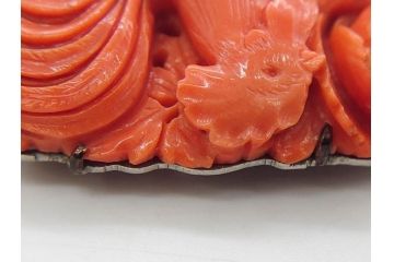 珊瑚　鶏　鮮やかな色彩が華やかさを演出する帯留め(サンゴ、にわとり、ニワトリ、鳥、和装小物、着物道具、帯締め、アクセサリー)(R-063310)