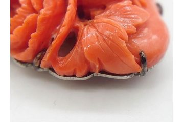 珊瑚　鶏　鮮やかな色彩が華やかさを演出する帯留め(サンゴ、にわとり、ニワトリ、鳥、和装小物、着物道具、帯締め、アクセサリー)(R-063310)