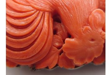 珊瑚　鶏　鮮やかな色彩が華やかさを演出する帯留め(サンゴ、にわとり、ニワトリ、鳥、和装小物、着物道具、帯締め、アクセサリー)(R-063310)