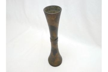 三世　秦蔵六  立鼓式　塗金銅花器　素材が持つ魅力をお楽しみいただける花瓶(金工家、平安蔵六、花入)(R-063318)