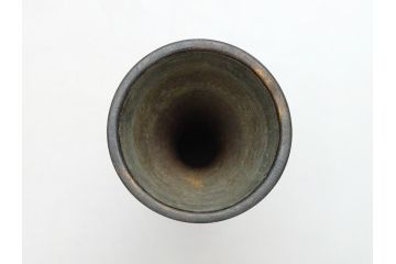 三世　秦蔵六  立鼓式　塗金銅花器　素材が持つ魅力をお楽しみいただける花瓶(金工家、平安蔵六、花入)(R-063318)