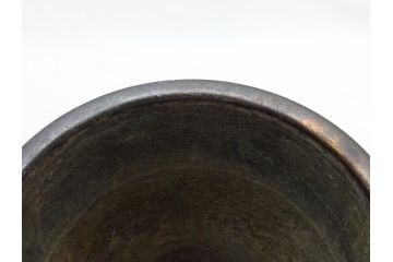 三世　秦蔵六  立鼓式　塗金銅花器　素材が持つ魅力をお楽しみいただける花瓶(金工家、平安蔵六、花入)(R-063318)