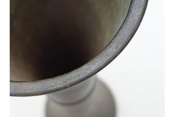 三世　秦蔵六  立鼓式　塗金銅花器　素材が持つ魅力をお楽しみいただける花瓶(金工家、平安蔵六、花入)(R-063318)