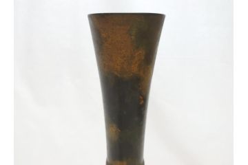 三世　秦蔵六  立鼓式　塗金銅花器　素材が持つ魅力をお楽しみいただける花瓶(金工家、平安蔵六、花入)(R-063318)