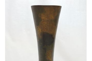 三世　秦蔵六  立鼓式　塗金銅花器　素材が持つ魅力をお楽しみいただける花瓶(金工家、平安蔵六、花入)(R-063318)