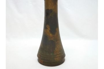 三世　秦蔵六  立鼓式　塗金銅花器　素材が持つ魅力をお楽しみいただける花瓶(金工家、平安蔵六、花入)(R-063318)