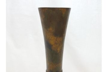 三世　秦蔵六  立鼓式　塗金銅花器　素材が持つ魅力をお楽しみいただける花瓶(金工家、平安蔵六、花入)(R-063318)