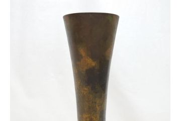 三世　秦蔵六  立鼓式　塗金銅花器　素材が持つ魅力をお楽しみいただける花瓶(金工家、平安蔵六、花入)(R-063318)