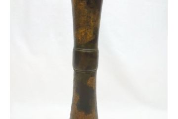 三世　秦蔵六  立鼓式　塗金銅花器　素材が持つ魅力をお楽しみいただける花瓶(金工家、平安蔵六、花入)(R-063318)