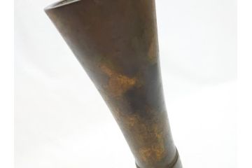 三世　秦蔵六  立鼓式　塗金銅花器　素材が持つ魅力をお楽しみいただける花瓶(金工家、平安蔵六、花入)(R-063318)