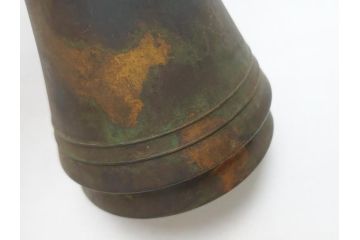 三世　秦蔵六  立鼓式　塗金銅花器　素材が持つ魅力をお楽しみいただける花瓶(金工家、平安蔵六、花入)(R-063318)
