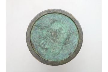 三世　秦蔵六  立鼓式　塗金銅花器　素材が持つ魅力をお楽しみいただける花瓶(金工家、平安蔵六、花入)(R-063318)