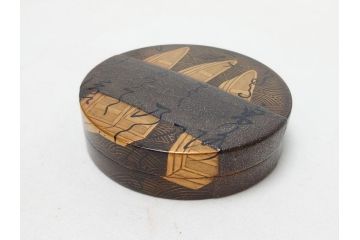 高盛蒔絵　船橋蒔絵　迎舟　山崎博　内梨子地　洗練された意匠が目を惹く香合(共箱付き、漆器、香道具、茶道具、小物入れ)(R-063319)