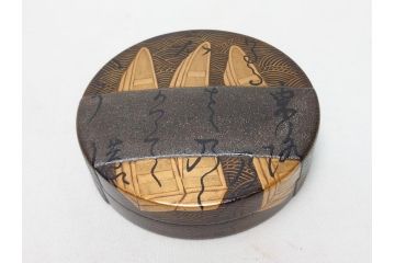 高盛蒔絵　船橋蒔絵　迎舟　山崎博　内梨子地　洗練された意匠が目を惹く香合(共箱付き、漆器、香道具、茶道具、小物入れ)(R-063319)