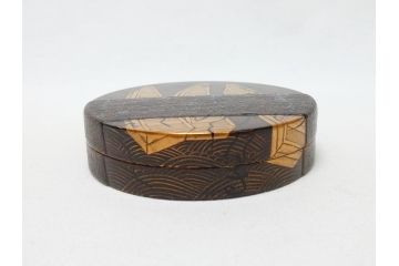 高盛蒔絵　船橋蒔絵　迎舟　山崎博　内梨子地　洗練された意匠が目を惹く香合(共箱付き、漆器、香道具、茶道具、小物入れ)(R-063319)