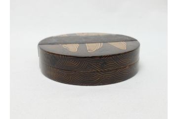 高盛蒔絵　船橋蒔絵　迎舟　山崎博　内梨子地　洗練された意匠が目を惹く香合(共箱付き、漆器、香道具、茶道具、小物入れ)(R-063319)