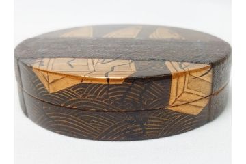 高盛蒔絵　船橋蒔絵　迎舟　山崎博　内梨子地　洗練された意匠が目を惹く香合(共箱付き、漆器、香道具、茶道具、小物入れ)(R-063319)