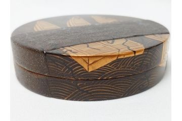 高盛蒔絵　船橋蒔絵　迎舟　山崎博　内梨子地　洗練された意匠が目を惹く香合(共箱付き、漆器、香道具、茶道具、小物入れ)(R-063319)