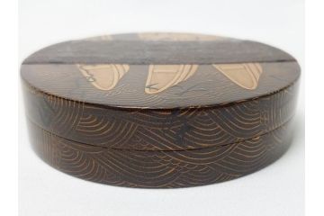 高盛蒔絵　船橋蒔絵　迎舟　山崎博　内梨子地　洗練された意匠が目を惹く香合(共箱付き、漆器、香道具、茶道具、小物入れ)(R-063319)