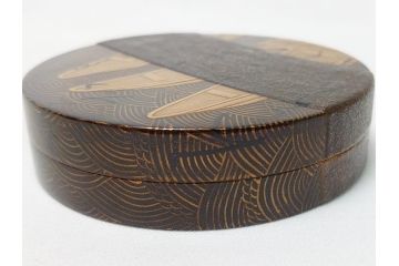 高盛蒔絵　船橋蒔絵　迎舟　山崎博　内梨子地　洗練された意匠が目を惹く香合(共箱付き、漆器、香道具、茶道具、小物入れ)(R-063319)