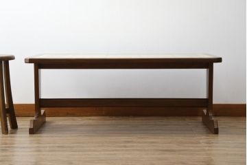 イギリスビンテージ　北欧ヴィンテージ　G-PLAN(ジープラン)　チーク材　タイルトップ　花模様が可愛いらしいローテーブル(センターテーブル、リビングテーブル)(R-063331)