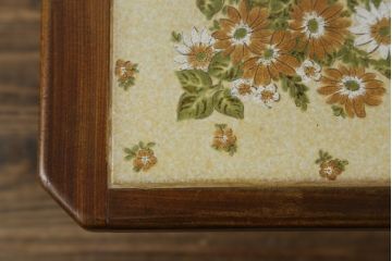 イギリスビンテージ　北欧ヴィンテージ　G-PLAN(ジープラン)　チーク材　タイルトップ　花模様が可愛いらしいローテーブル(センターテーブル、リビングテーブル)(R-063331)