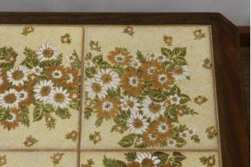 イギリスビンテージ　北欧ヴィンテージ　G-PLAN(ジープラン)　チーク材　タイルトップ　花模様が可愛いらしいローテーブル(センターテーブル、リビングテーブル)(R-063331)