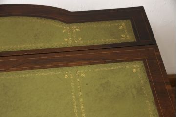 イギリスアンティーク　高級品　ローズウッド　象嵌入り　品のある佇まいが美しいレザートップデスク(折り畳みデスク、ワークデスク、在宅用、在宅ワーク用、机、テーブル、作業台)(R-063333)
