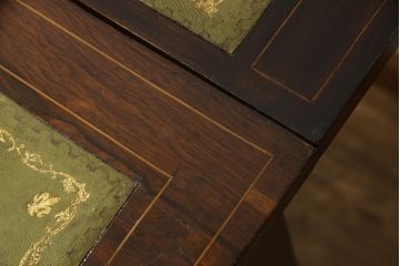 イギリスアンティーク　高級品　ローズウッド　象嵌入り　品のある佇まいが美しいレザートップデスク(折り畳みデスク、ワークデスク、在宅用、在宅ワーク用、机、テーブル、作業台)(R-063333)