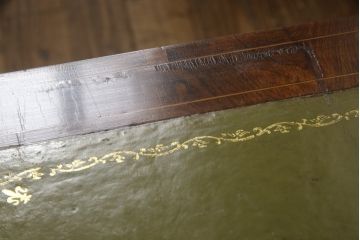 イギリスアンティーク　高級品　ローズウッド　象嵌入り　品のある佇まいが美しいレザートップデスク(折り畳みデスク、ワークデスク、在宅用、在宅ワーク用、机、テーブル、作業台)(R-063333)