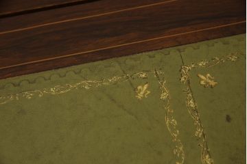 イギリスアンティーク　高級品　ローズウッド　象嵌入り　品のある佇まいが美しいレザートップデスク(折り畳みデスク、ワークデスク、在宅用、在宅ワーク用、机、テーブル、作業台)(R-063333)