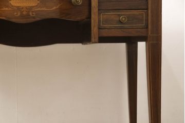イギリスアンティーク　高級品　ローズウッド　象嵌入り　品のある佇まいが美しいレザートップデスク(折り畳みデスク、ワークデスク、在宅用、在宅ワーク用、机、テーブル、作業台)(R-063333)