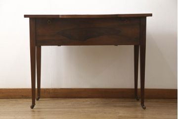 イギリスアンティーク　高級品　ローズウッド　象嵌入り　品のある佇まいが美しいレザートップデスク(折り畳みデスク、ワークデスク、在宅用、在宅ワーク用、机、テーブル、作業台)(R-063333)