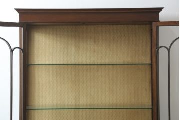 イギリスアンティーク　マホガニー材　細身の脚が上品な雰囲気を醸し出すキャビネット(飾り棚、収納棚、戸棚、ガラスケース、ショーケース)(R-063334)