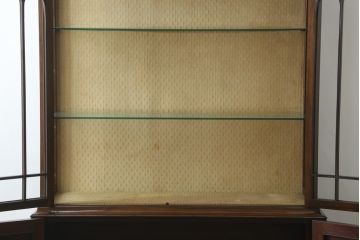 イギリスアンティーク　マホガニー材　細身の脚が上品な雰囲気を醸し出すキャビネット(飾り棚、収納棚、戸棚、ガラスケース、ショーケース)(R-063334)