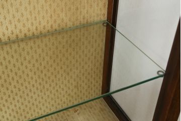 イギリスアンティーク　マホガニー材　細身の脚が上品な雰囲気を醸し出すキャビネット(飾り棚、収納棚、戸棚、ガラスケース、ショーケース)(R-063334)