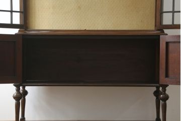 イギリスアンティーク　マホガニー材　細身の脚が上品な雰囲気を醸し出すキャビネット(飾り棚、収納棚、戸棚、ガラスケース、ショーケース)(R-063334)